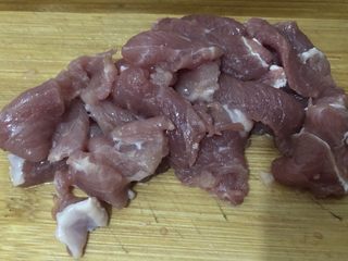 2、香菇肉片,瘦肉洗洗切片