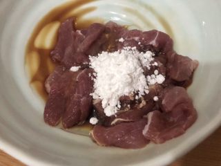 3、香菇肉片,装碗里加入少量盐、生抽、油、淀粉搅匀备用