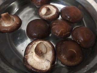 4、香菇肉片,香菇清水洗干净抓掉水分