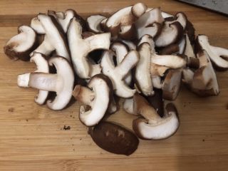 5、香菇肉片,切小片
