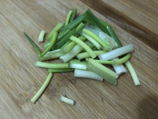 6、香菇肉片,葱切小段