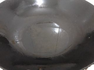 7、香菇肉片,中火烧干锅下油