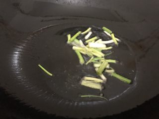 8、香菇肉片,油热下葱爆一下