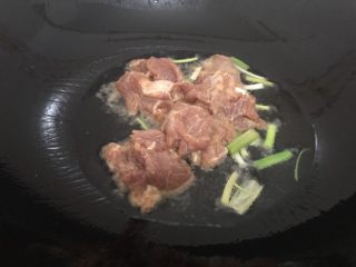 9、香菇肉片,下瘦肉翻炒八成熟起锅
