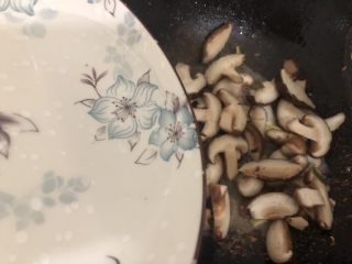 11、香菇肉片,加入适量的水焖几分钟
