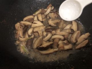 12、香菇肉片,加入少量盐