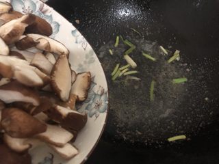 10、香菇肉片,不洗锅，用剩下的油加入香菇翻炒一下