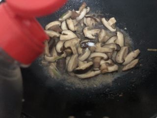 13、香菇肉片,少量生抽翻炒一下