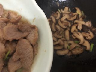 14、香菇肉片,加入瘦肉翻炒一分钟起锅