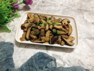 15、香菇肉片,美味的香茹炒肉完成了，味道不错！