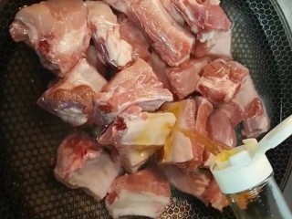 1、可乐排骨,准备排骨剁成块凉水下锅加料酒