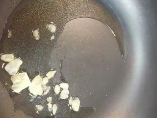 3、可乐排骨,起锅烧油放入冰糖小火慢炒