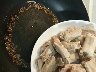 4、可乐排骨,炒至香油色放入排骨翻炒均匀