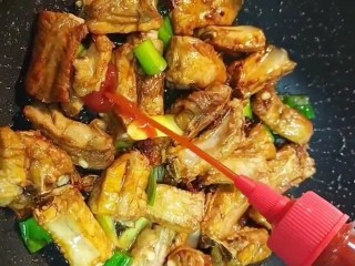 5、可乐排骨,加入葱姜，八角，桂皮，盐，鸡精，红烧酱油，生抽，番茄酱