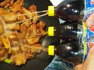6、可乐排骨,然后倒入一瓶可乐适量清水没过排骨
