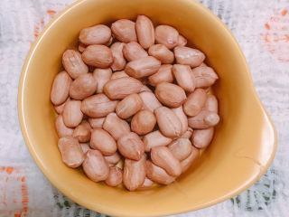 1、醋泡花生米,准备好一碗花生米