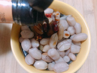 11、醋泡花生米,倒入陈醋