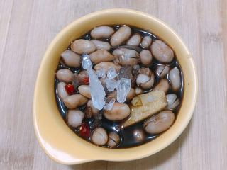 14、醋泡花生米,放入冰糖浸泡过夜