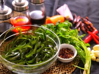 1、秘制凉拌海带,材料图