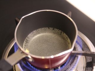 5、秘制凉拌海带,找一个小奶锅，倒入油，慢慢烧热，烧到油锅有少许烟冒起时，倒入花椒粒（注意，花椒粒比较干，所以倒入花椒粒之后要立马倒入配料中，不然炸的太久，花椒会变苦的，如果不想这么麻烦，可以放入4g市场的瓶装花椒油代替也是可以的，但相对来说，新鲜的花椒油会更加香，而且淋上热油，材料也会被爆出香味，杀菌的效果）