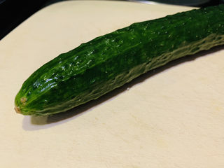 1、蒜泥黄瓜,黄瓜洗净