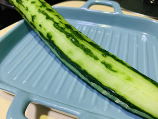 2、蒜泥黄瓜,去皮，稍微留点绿色，好看