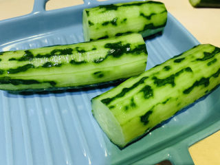 3、蒜泥黄瓜,切长段