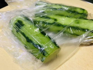 4、蒜泥黄瓜,装入保鲜袋