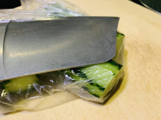 5、蒜泥黄瓜,用刀背拍