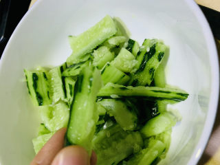 6、蒜泥黄瓜,拍碎