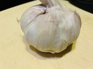 7、蒜泥黄瓜,蒜头一颗，洗净