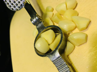 9、蒜泥黄瓜,放压蒜器