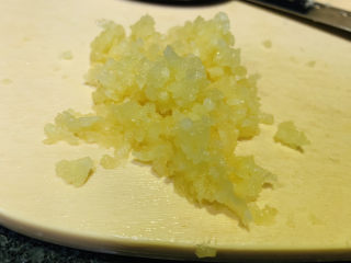 10、蒜泥黄瓜,压成蒜泥