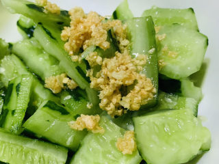 13、蒜泥黄瓜,出锅倒入拍好的黄瓜上