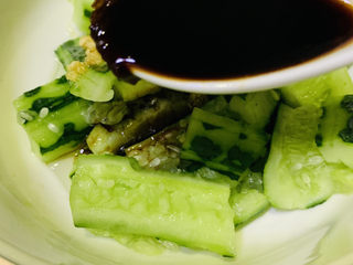 14、蒜泥黄瓜,加1勺葡萄醋