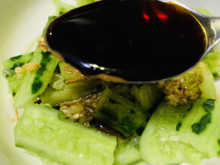 16、蒜泥黄瓜,加1勺酱油