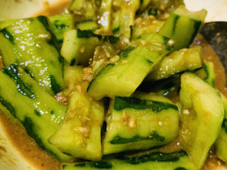 18、蒜泥黄瓜,搅拌均匀，腌一会吃，味道就很好了