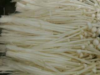 1、鱼香金针菇,金针菇切根部，洗净撕开