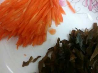 2、鱼香金针菇,木耳切去蒂，切丝，胡萝卜切丝