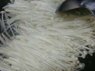 3、鱼香金针菇,金针菇开水焯半分钟捞出