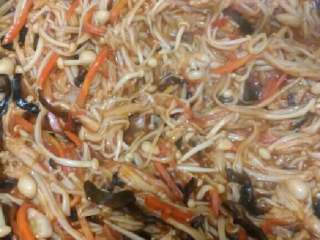 6、鱼香金针菇,放金针菇，加入鱼香汁，炒匀收汁即可