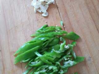 1、干煸香菇,蒜切片，青椒去籽洗净切丝，干红辣椒丝备好；