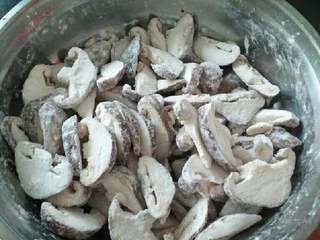 2、干煸香菇,香菇洗净沥干水分，撒入少许面粉抓匀待用；