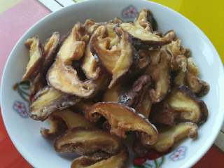 4、干煸香菇,捞出装盘待用；