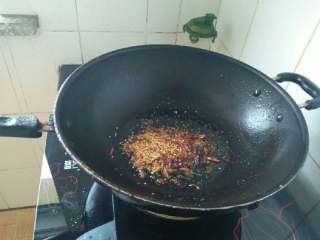 5、干煸香菇,锅内留少许底油，下干红辣椒丝；