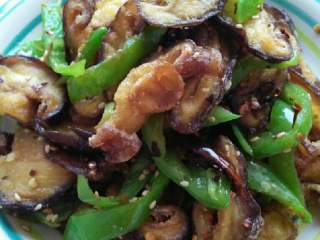 8、干煸香菇,撒少许熟芝麻成盘即可^O^