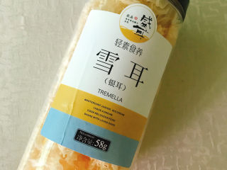 1、银耳乌骨鸡汤,准备好银耳