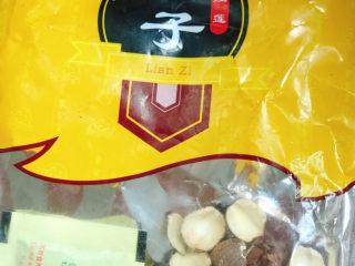 2、银耳乌骨鸡汤,准备好红莲