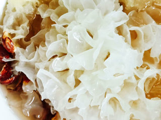 7、银耳乌骨鸡汤,泡发好的银耳和红莲