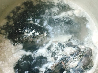 11、银耳乌骨鸡汤,煮3—5分钟后将焯水的水倒掉，鸡肉冲洗干净